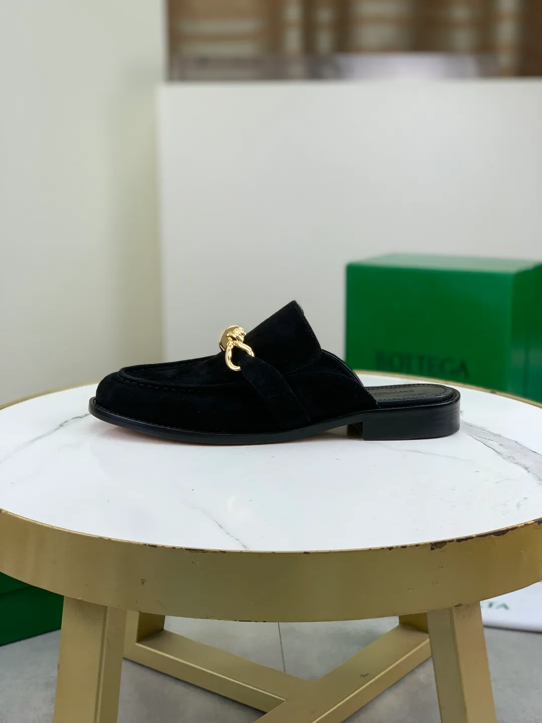 Men's shoes 💰P800 [New model] (genuine leather outsole) water-dyed cow lining 💰High-quality business couple half-slip leather shoes 💎💎💎 BOTTEGA VENETA official website synchronizes the latest top version of BV in the market, accepts material comparison, shoe type comparison, process comparison, practical and textured, versatile and suitable for any occasion, the more you look at it, the more flavorful it becomes. Purely hand-knitted craftsmanship - Upper material, calfskin imported from Italy 🇮🇹 - High-quality water-dyed cowhide lining - Original private model customized leather outsole -Size: Female 35-39 (40 ordered) Male 39-44 (38 45 can be customized) Color: Multiple colors available